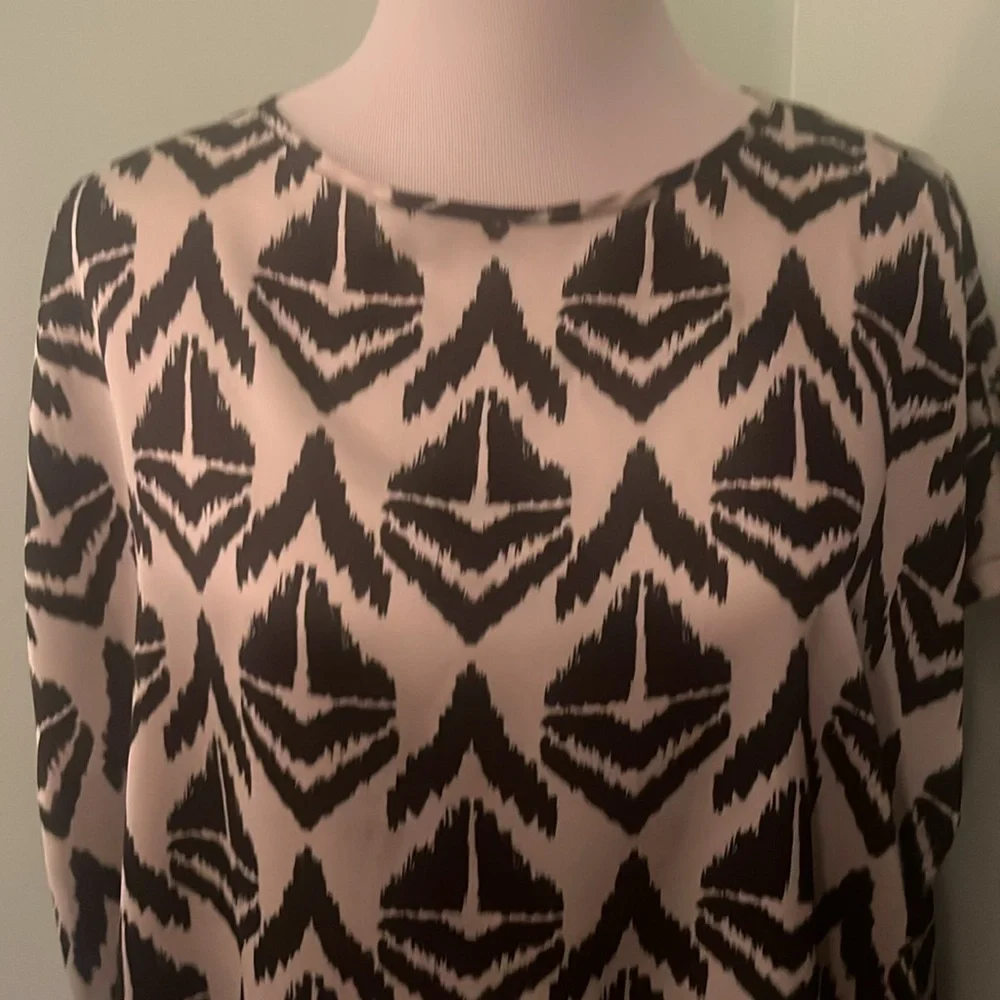 Black and White Geometric Pattern Top - Picture 2 of 4